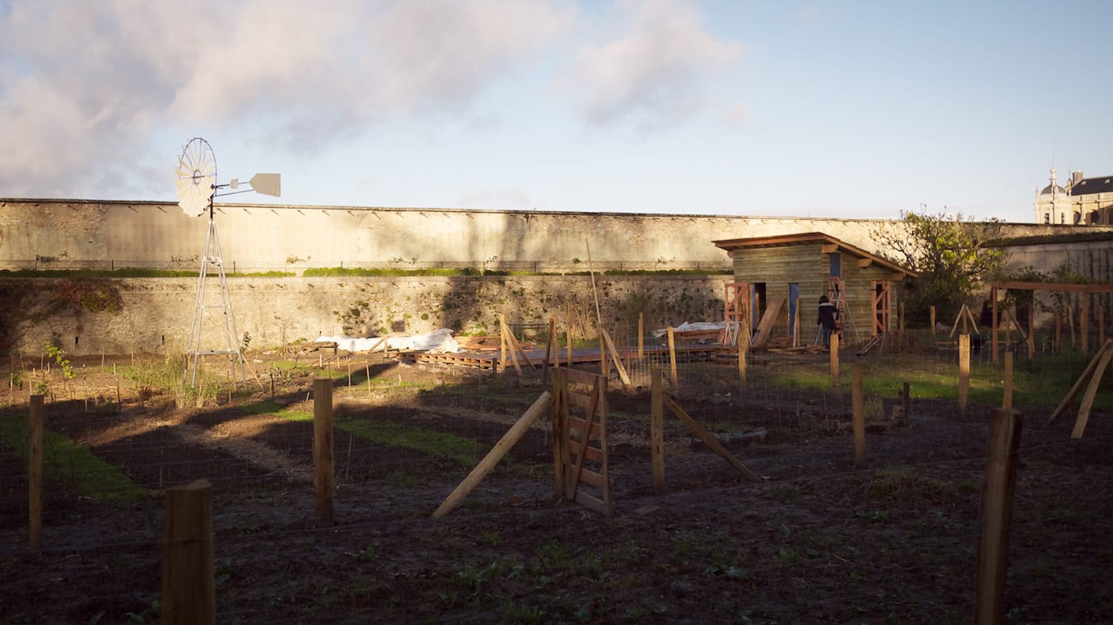 Construction chantier participatif Poulailler pédagogique Potager du roi Picorama